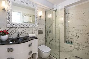 Athina Luxury Suites