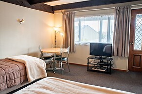 Castles Motel and Driftwood Motel