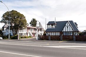 Castles Motel and Driftwood Motel