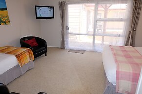 Castles Motel and Driftwood Motel