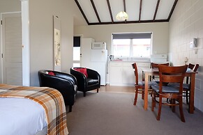 Castles Motel and Driftwood Motel