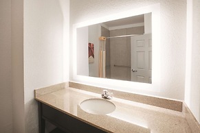 La Quinta Inn & Suites by Wyndham Mansfield TX