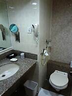 Hotel Kohinoor Continental, Airport