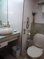 Hotel Kohinoor Continental, Airport