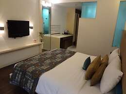 Hotel Kohinoor Continental, Airport