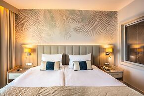 Charisma De Luxe Hotel