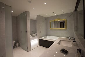 Charisma De Luxe Hotel