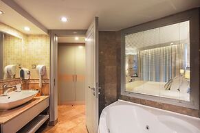 Charisma De Luxe Hotel