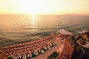 Charisma De Luxe Hotel