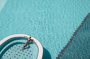 Charisma De Luxe Hotel