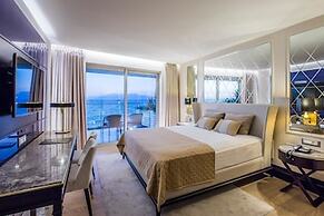 Charisma De Luxe Hotel