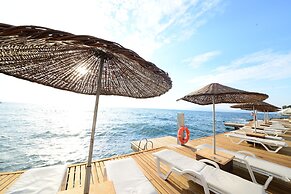 Charisma De Luxe Hotel