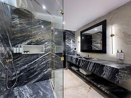 Charisma De Luxe Hotel