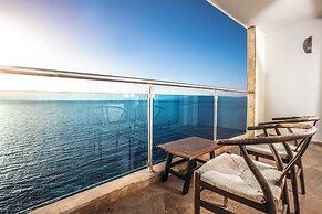 Charisma De Luxe Hotel