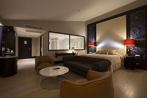 Charisma De Luxe Hotel