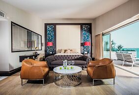 Charisma De Luxe Hotel