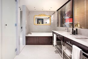 Charisma De Luxe Hotel