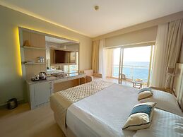 Charisma De Luxe Hotel