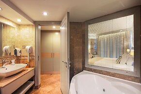 Charisma De Luxe Hotel