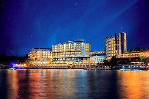 Charisma De Luxe Hotel