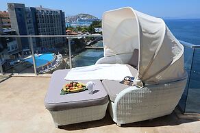 Charisma De Luxe Hotel