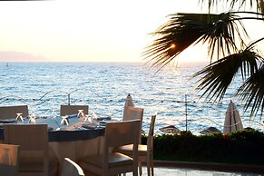 Charisma De Luxe Hotel