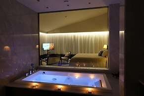 Charisma De Luxe Hotel