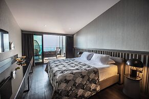 Charisma De Luxe Hotel