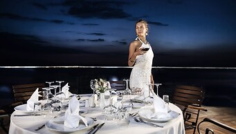 Charisma De Luxe Hotel