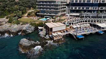 Charisma De Luxe Hotel