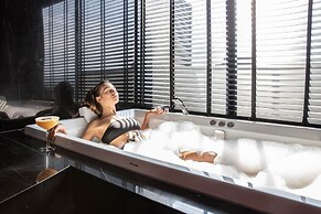 Charisma De Luxe Hotel