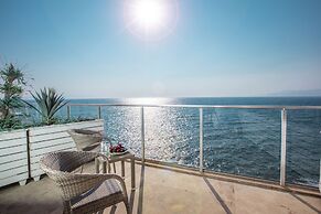 Charisma De Luxe Hotel