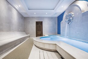 Charisma De Luxe Hotel