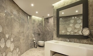 Charisma De Luxe Hotel
