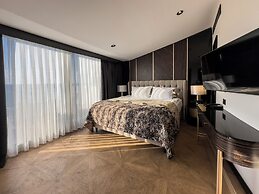 Charisma De Luxe Hotel