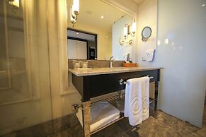 Charisma De Luxe Hotel