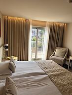 Charisma De Luxe Hotel