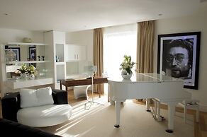 Hard Days Night Hotel