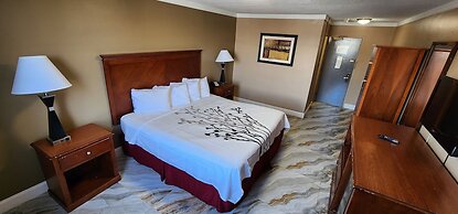 Townhouse Inn & Suites