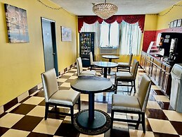 Townhouse Inn & Suites