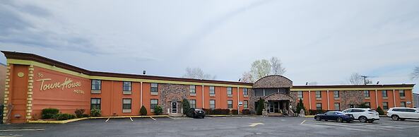 Townhouse Inn & Suites