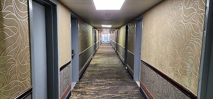 Townhouse Inn & Suites