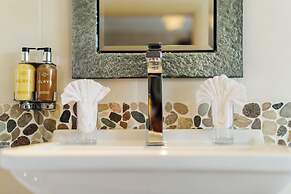 Jolyon's Boutique Hotel