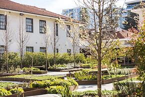 Peppers Gallery Hotel Canberra