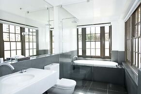 Peppers Gallery Hotel Canberra