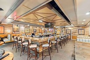 DoubleTree by Hilton Front Royal Blue Ridge Shadows