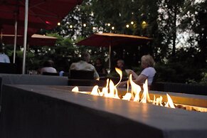 I Hotel And Illinois Conference Center