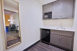 Holiday Inn & Suites Oakland Airport by IHG