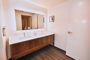 Holiday Inn & Suites Oakland Airport by IHG