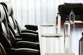 Holiday Inn & Suites Oakland Airport by IHG